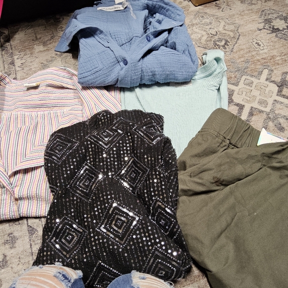 damaged bundle of clothes - Picture 2 of 6